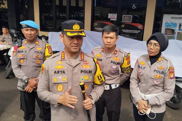 Polisi Dampingi Kakak Beradik Depok Korban Rudapaksa